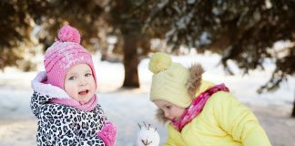 Zimowe zabawy dzieci w przedszkolu lub klubie malucha