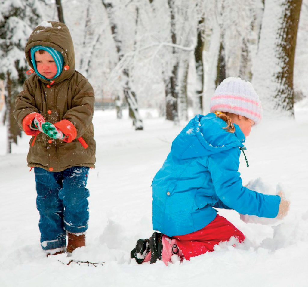Zimowe spacery z dziećmi. Fot. 123RF.com