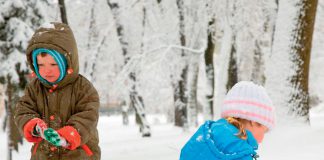 Zimowe spacery z dziećmi. Fot. 123RF.com