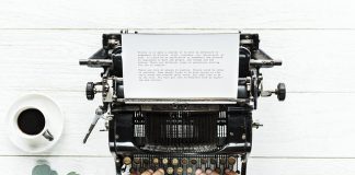 maszyna do pisania - Ile zarabiają pisarze i dlaczego nas to interesuje