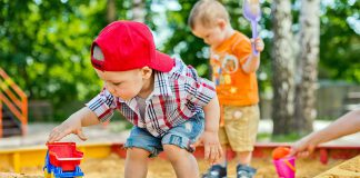 czysta-piaskownica-na-placu-zabaw